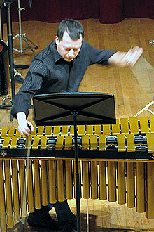 O professor e percussionista Fernando Hashimoto durante concerto realizado em Nova York no ano passado: levantamento minucioso