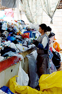 Trabalhador em cooperativa de reciclagem em Campinas: setor cresceu muito nos últimos anos (Fotos: Antoninho Perri)