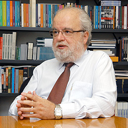 O reitor José Tadeu Jorge: “A idéia é promovermos  cursos que sejam profissionalmente úteis”