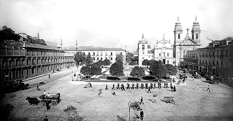Paisagem do Rio de Machado de Assis: soldados marcham na praça D. Pedro II, atual praça 15 de Novembro, em foto em 1895 (Fotos: Marc Ferrez/Coleção Gilberto Ferrez/Acervo Instituto Moreira Salles)