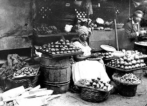 Vendedora no mercado, no Rio, em foto de 1875 (Foto: Marc Ferrez/Coleção Gilberto Ferrez/Acervo Instituto Moreira Salles)