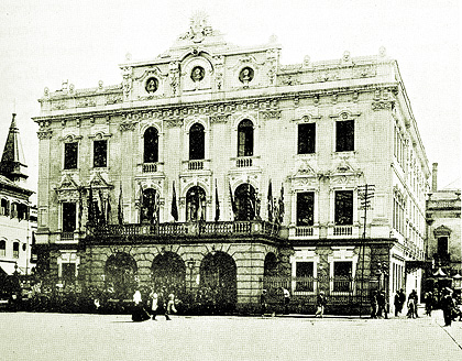Fachada do Teatro S. Pedro de Alcântara (foto de 1900), cuja hegemonia começou a ser ameaçada pelo Teatro Ginásio Dramático em meados do século XIX (Foto: Fundação Casa de Rui Barbosa)