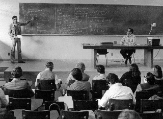 Acompanhando palestra de Elias Humberto Alves durante o Simpósio Latino-Americano de Lógica Matemática, realizado na Unicamp em 1975 (Fotos: Centro de Lógica/ Arquivos Históricos em História da Ciência/ FNCAC)