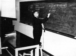 Ministrando aula na década de 1960 (Fotos: Centro de Lógica/ Arquivos Históricos em História da Ciência/ FNCAC)