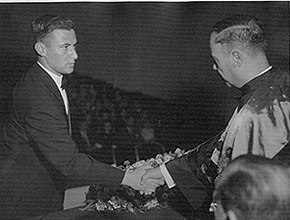 Recebendo os cumprimentos durante a cerimônia de sua formatura em engenharia civil, em 1952, na UFPR(Fotos: Centro de Lógica/ Arquivos Históricos em História da Ciência/ FNCAC)