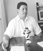 O professor José Moraes dos Santos Neto, autor de Visão do jogo: revelações e histórias pitorescas
