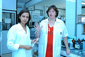 A pesquisadora Gisele Nobre e a professora Gláucia Maria Pastore: pesquisas avançam para o campo da engenharia genética (Foto:Antônio Scarpinetti)