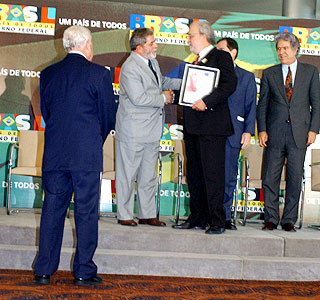 O reitor José Tadeu Jorge, com o diploma de Mérito Institucional, é cumprimentado pelo presidente Luiz Inácio Lula da Silva (Foto: Carlos Cruz - CNPq)