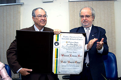 Warwick Estevam Kerr recebe do reitor José Tadeu Jorge o diploma de Doutor honoris causa da Unicamp (Foto: Antoninho Perri)