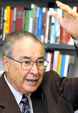 O geneticista e engenheiro agrônomo Warwick Estevam Kerr na Unicamp (foto maior), no dia em que recebeu o título, e no campo: trajetória dedicada as coisas do Brasil (Foto: Antoninho Perri)