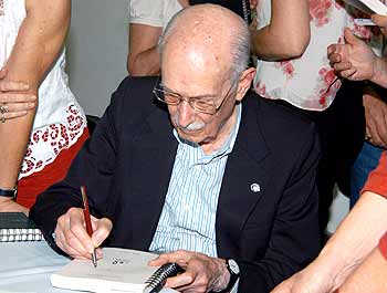 Autografando a agenda do IEL: ovacionado ao finalizar o discurso em que explicou a carta a Zeferino Vaz (à direita)