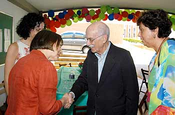 Candido cumprimenta a diretora Charlotte Galves ao chegar no IEL