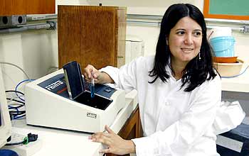 Tânia Pinheiro, do Instituto de Química: procedimento diminui custo de quantificação em até dez vezes (Foto: Antoninho Perri)