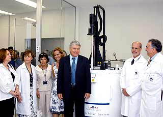 Moreira-Filho, do Albert Einstein e, ao fundo, o BioArchive, equipamento que armazena até 3 mil bolsas com células-tronco