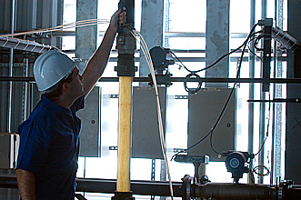 O pós-graduando Leonardo Fiorini faz experimento no LabPetro, laboratório do Centro de Estudos do Petróleo: Unicamp tornou-se referência no setor (Foto: Antônio Scarpinetti)