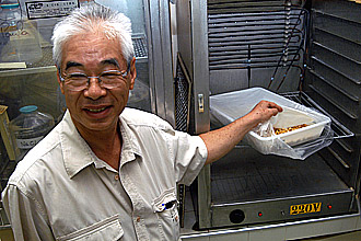 O professor Armando Kazuo Fujii, autor da tese, em laboratório na Feagri (Fotos: Antônio Scarpinetti)