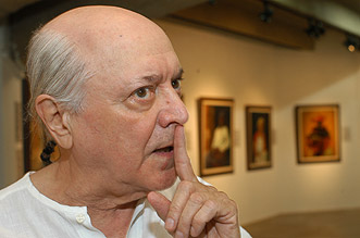 O artista plástico Álvaro de Bautista durante exposição na Galeria de Arte da Unicamp: forte relação com os personagens retratados (Fotos: Antônio Scarpinetti) (imagens nesta página)