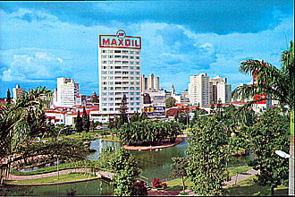 A Praça Lago dos Cisnes, antigo cartão-postal da cidade, em imagem da década de 1970 (Coleção Arthur Pereira Villagelin Centro de Memória Unicamp)