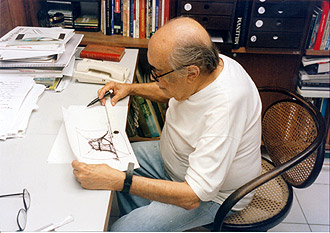 Niemeyer esboça em seu escritório o projeto do teatro que seria construído em Campinas