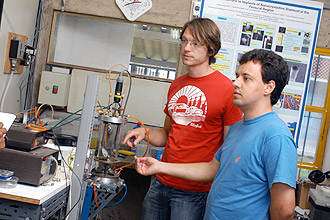 O pesquisador Matthias Roos (à esquerda), autor da dissertação, e o doutorando Márcio Augusto Sampaio Pinto: alternativa a emissores de elétrons  (Foto: Antoninho Perri)