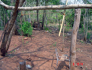 Trave de futebol e barra de exercícios improvisadas em aldeia terena: mudança de hábitos (Foto: Divulgação)