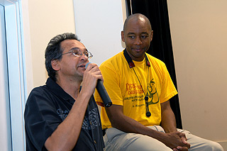 O professor Esdras Rodrigues, responsável pela vinda de Branford, fala à platéia: projeto nos EUA (Foto: Antoninho Perri)