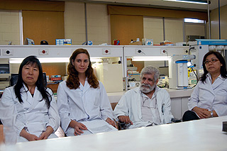 O professor José Murilo Robilotta Zeitune, coordenador do estudo, com três das pesquisadoras que participaram das investigações: diagnóstico precoce é importante (Foto: Antoninho Perri)