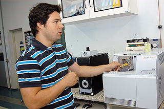 Gustavo Braga Sanvido coloca nota em sensor desenvolvido por pesquisadores do Instituto de Química: trabalho contou com colaboração da PF (Foto: Antoninho Perri) 