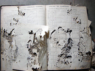 Trabalho de restauração dos documentos: descobertas importantes no âmbito da história da educação(Foto: Divulgação) 