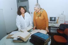 Sílvia Martini e Eliane Zanatta ( à direita), do AEL: 1.500 caixas com relatórios de pesquisa