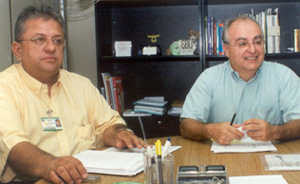 Luiz Atílio Vicentini (à esquerda) e Gilmar Vicente: quatro mil documentos em dois anos