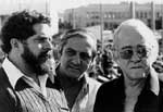 Lula, Tito Costa e Vinicius de Moraes durante ato público no Estádio da Vila Euclides, em 1º de maio de 1979. Vinicius recita "O Operário em Construção" para 150 mil trabalhadores
