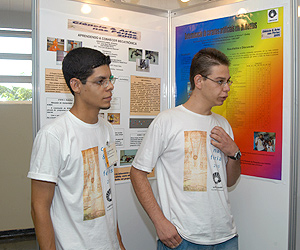 O monitor Flávio Renato dos Santos (à esquerda), com o estudante Anderson Ambiel Pereira