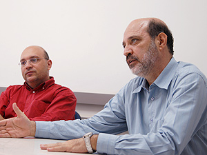 Eduardo Salomão Condé, autor da tese, e o professor Jorge Ruben Biton Tapia, orientador: lançando luz sobre a unificação européia (Foto: Antoninho Perri)