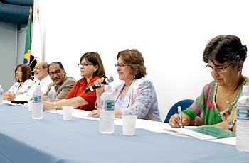 A professora Ana Maria Segall Corrêa fala durante lançamento do Portal da Rede Alimenta: orientação aos gestores de políticas públicas (Foto: Neldo Cantanti)
