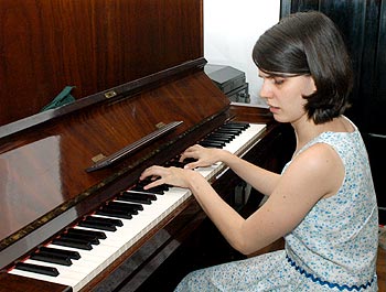 Fabiana Bonilha ao piano, que começou a teclar aos 7 anos: agora no doutorado e planos para a carreira acadêmica (Foto: Neldo Cantanti)