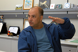 O professor Gonçalo Pereira, do Laboratório de Genômica do Instituto de Biologia: acesso às peças do "quebra-cabeça"  (Foto: Antoninho Perri)