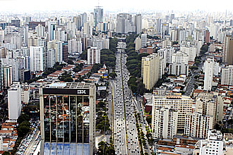 Vista da cidade de São Paulo: estudo mostra que ocorreu uma profunda transformação na indústria da RMSP em comparação com as plantas dos anos 70 (Foto: Jorge Maruta/USP)
