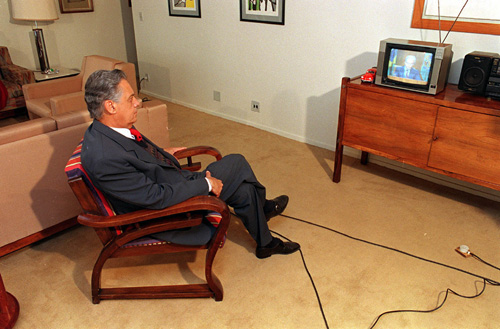 FHC, ministro do Real em 1994, vê o lançamento do plano pela TV
