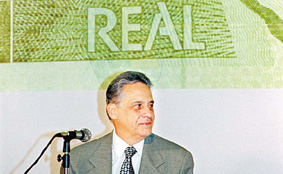 O então presidente Fernando Henrique Cardoso comemora o primeiro ano de lançamento do Plano Real( Foto: Lula Marques/Folha Imagem)