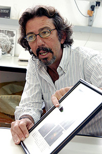 O professor Carlos Grosso, da Faculdade de Engenharia de Alimentos: desafio é produzir cápsulas que contenham uma ração balanceada (Foto: Antoninho Perri)