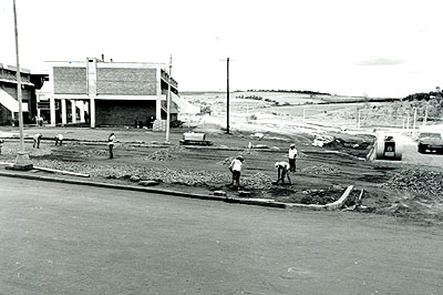 Vista parcial do prédio do Instituto de Química em fase de construção, em 1970: “milagre econômico” garantiria convênios (Fotos: Arquivo IQ)