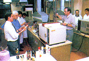 Especialistas no laboratório do IQ instalado no Porto de Santos, em 1996: conferindo a qualidade dos produtos de importação e exportação