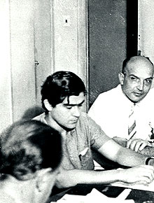 À direita, Giuseppe Cilento, cogitado ao Nobel, em reunião do Conselho