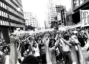 A manifestação dos três mil no centro de Campinas: chuva de papel picado mostra o apoio da população da cidade (Foto: Acervo Histórico do Arquivo Central (Siarq))