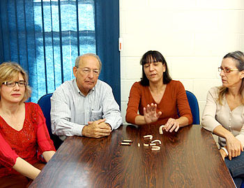 Leila Peres, Simonides Consani, Almenara Silva e Lúcia Mei, do grupo de FEQ que desenvolveu os  arcos dentais pré-fabricados: simplificando o processo de confecção de próteses removíveis. (Foto: Antoninho Perri)