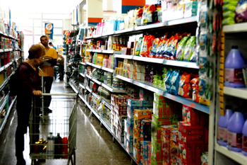 Consumidora observa marcas de detergente em supermercado: produto de melhor qualidade (Fotos: Antoninho Perri / Divulgação)