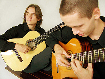 Duo Priedols Kacelnik: música erudita nos violões de André Priedols e Daniel Kacelnik  (Foto: Divulgação)