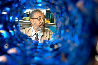 O professor Oswaldo Luiz Alves, do Instituto de Química:" É muito importante que a nanotecnologia tenha uma vertente ligada às políticas públicas" (Foto: Antoninho Perri)