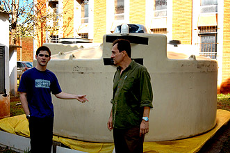 O professor Anderson Fauth (à direita) e o aluno Daniel Martelozo Consalter em frente ao tanque: da Argentina para Campinas 